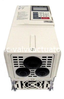 Un buen precio. Impulsiones servas industriales de la IMPULSIÓN 380-480VAC 5HP 7.6AMP 3PHASE de YASKAWA CIMR-F7U43P71F en línea